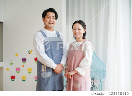 男女保育士のポートレート 123558110