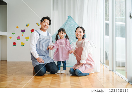 保育園で働く保育士と園児 123558115