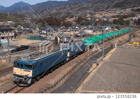 木曾の山々を背景に峠を越えてきたEF64形重連の貨物列車(8084レ)_2025/3/1撮影 123558236