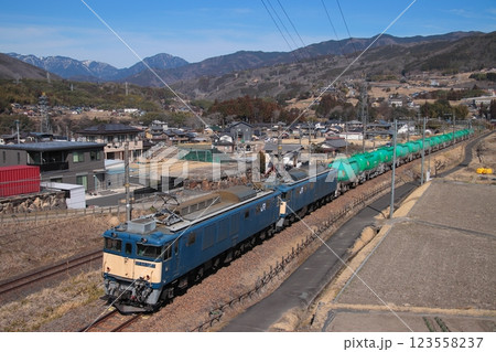 木曾の山々を背景に峠を越えてきたEF64形重連の貨物列車(8084レ)_2025/3/1撮影 123558237