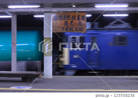 夜の上松駅を轟音とともに通過するEF64形重連の貨物列車(8081レ)_2025/3/1撮影 夜の上松駅を轟音とともに通過するEF64形重連の貨物列車(8081レ)_2025/3/1撮影 123558238