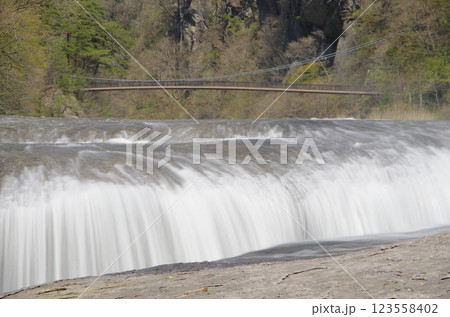春の吹割の滝 123558402