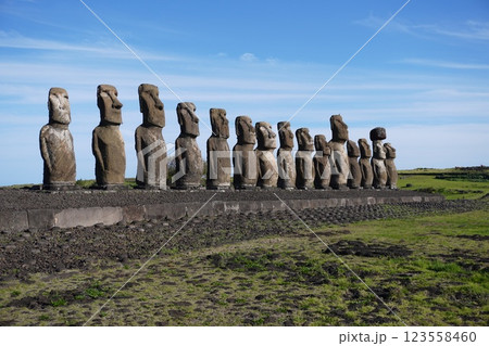 イースター島のアフ・トンガリキのモアイ　Moai of Ahu Tongariki  123558460