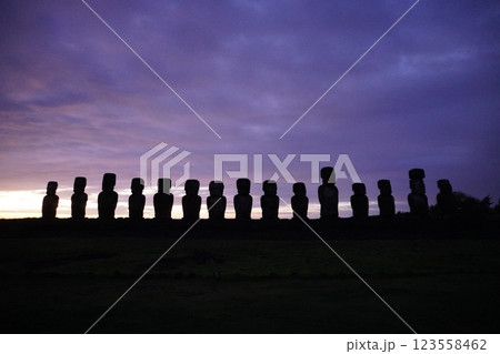 日の出のイースター島のアフ・トンガリキのモアイ　Moai of Ahu Tongariki  123558462