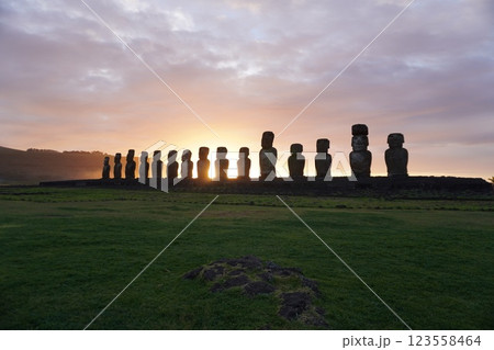 日の出のイースター島のアフ・トンガリキのモアイ Moai of Ahu Tongariki 日の出のイースター島のアフ・トンガリキのモアイ Moai of Ahu Tongariki 123558464