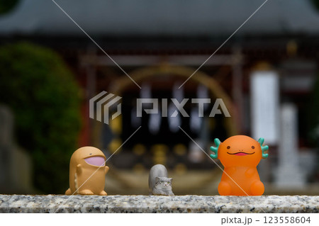 カラフルなお地蔵さん カラフルなお地蔵さん 123558604