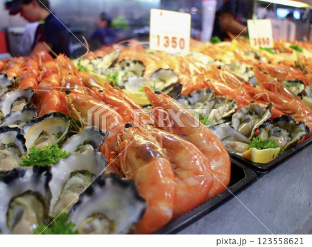 フィッシュマーケット市場で売られる新鮮な魚介 123558621