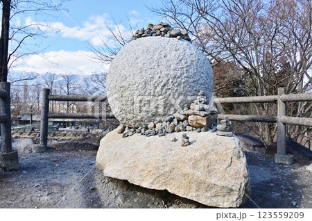八面大王の見張り台にある太陽の石 八面大王の見張り台にある太陽の石 123559209