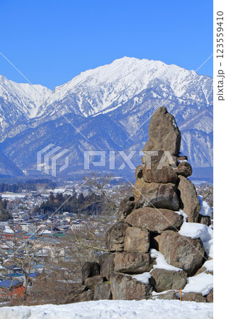 大町山岳博物館から望む冬の北アルプス 123559410