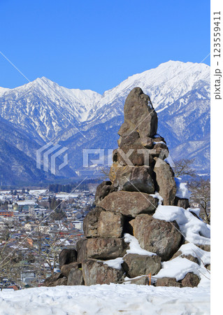 大町山岳博物館から望む冬の北アルプス 123559411