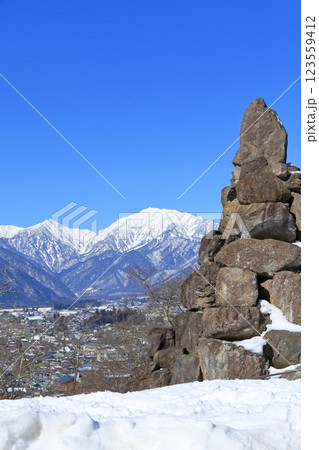 大町山岳博物館から望む冬の北アルプス 123559412
