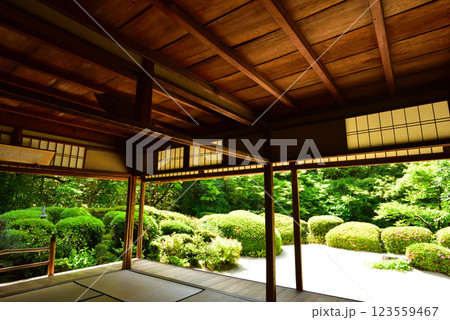 京都市左京区 ひっそりと佇む詩仙堂 123559467