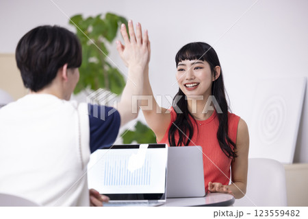 ビジネス ミーティングをしている男女 ビジネス ミーティングをしている男女 123559482