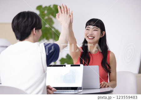 ビジネス　ミーティングをしている男女 123559483