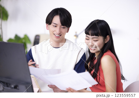 ビジネス　ミーティングをしている男女 123559557