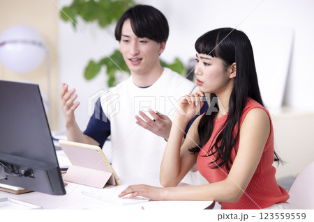 ビジネス　ミーティングをしている男女 123559559