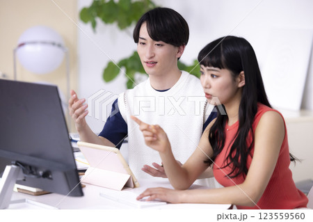 ビジネス　ミーティングをしている男女 123559560