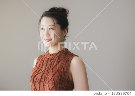 茶色いワンピースの女性 茶色いワンピースの女性 123559704