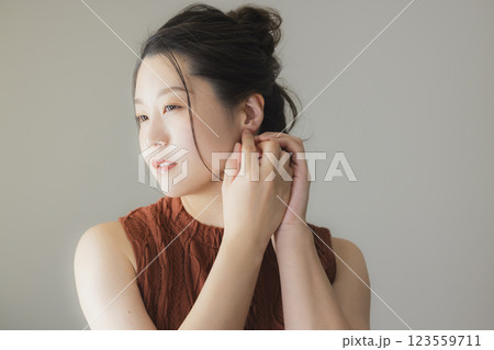茶色いワンピースの女性 茶色いワンピースの女性 123559711