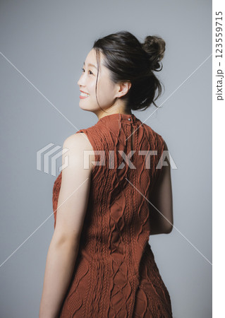 茶色いワンピースの女性 123559715