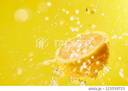 半分に切れたレモンと水飛沫 123559723