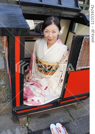 振袖を着た女性が小江戸を散策 123559742