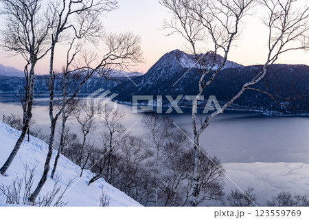 摩周湖の夜明け 123559769