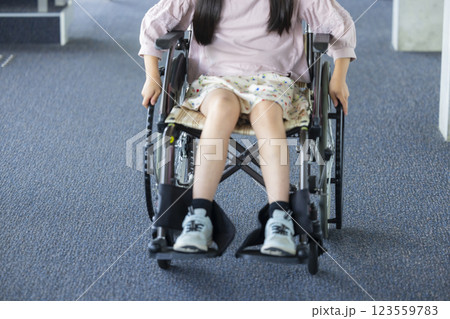 車椅子に乗る小学生 123559783