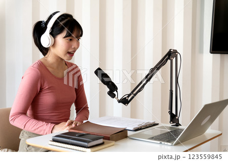 young woman is broadcasting with a microphone  expressing herself 123559845