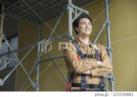 建設現場で働く男性　 123559861