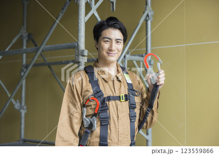 建設現場で働く男性　 123559866