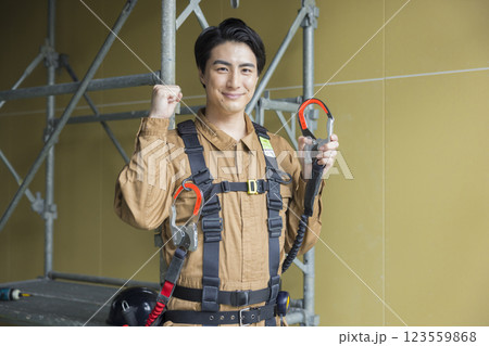 建設現場で働く男性　 123559868