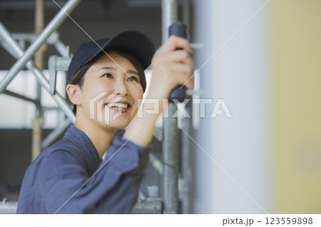 建設現場で働く女性 123559898