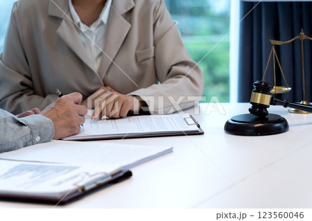 lawyer points out a document for his client to sign a legal document 123560046