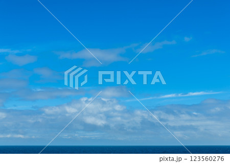 【夏～秋の大海原からの大空　空背景や空合成素材】 123560276