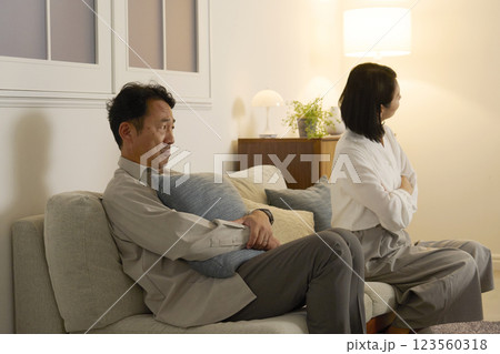 夫婦喧嘩をする塾年夫婦 夫婦喧嘩をする塾年夫婦 123560318