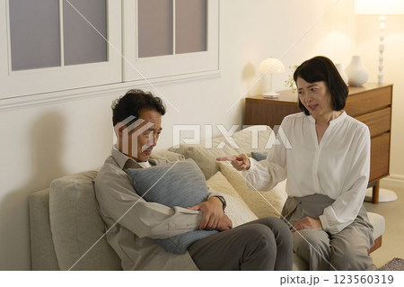 夫婦喧嘩をする塾年夫婦 123560319