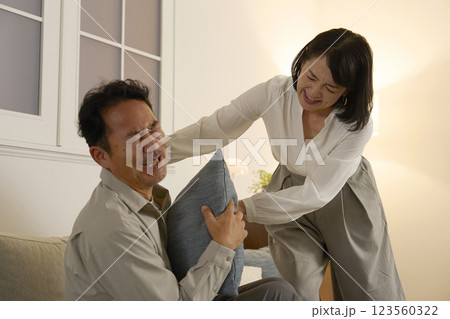 夫婦喧嘩をして夫に暴力をする妻 123560322