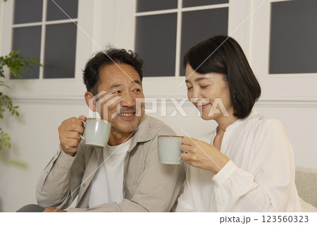 夜のリビングで会話する熟年夫婦 123560323