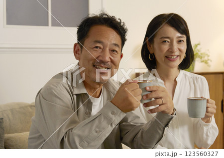 熟年夫婦のポートレート　カメラ目線　夜のリビング 123560327