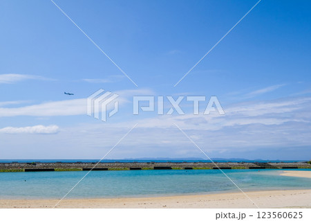 沖縄糸満の美々ビーチ 123560625