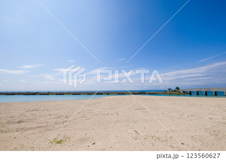 沖縄糸満の美々ビーチ 123560627