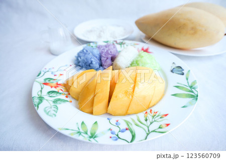 タイスイーツ「カオニャオマムアン（Sticky Rice with Mango）」と食材 123560709