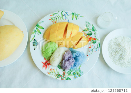 タイスイーツ「カオニャオマムアン（Sticky Rice with Mango）」と食材 123560711