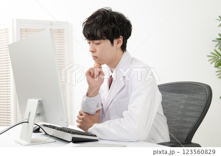 考える白衣を着た男性 考える白衣を着た男性 123560829