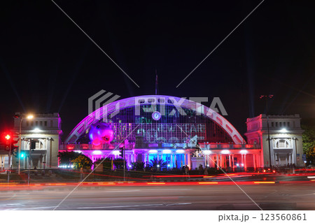 バンコクイルミネーションフェスティバル2024期間中のタイ王国バンコクのフアランポーン駅 123560861