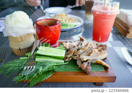 タイのイサーン料理、豚喉肉の炭火焼「コームーヤーン（Grilled Neck Pork）」ともち米等 123560866