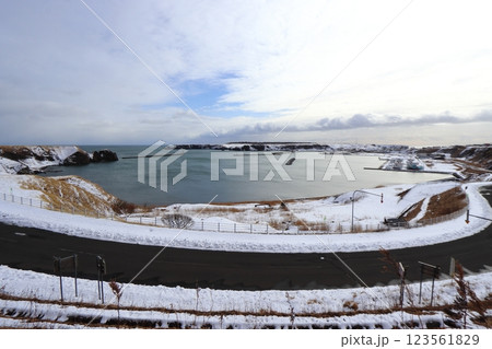 冬の落石漁港と落石岬(北海道根室市花咲線沿線) 冬の落石漁港と落石岬(北海道根室市花咲線沿線) 123561829