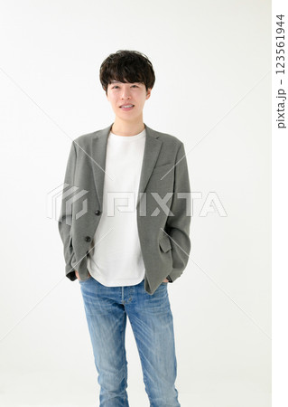 カジュアルな服装の男性 カジュアルな服装の男性 123561944