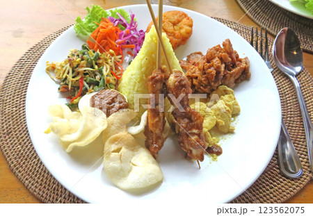 インドネシア人の国民食ナシチャンプル 123562075